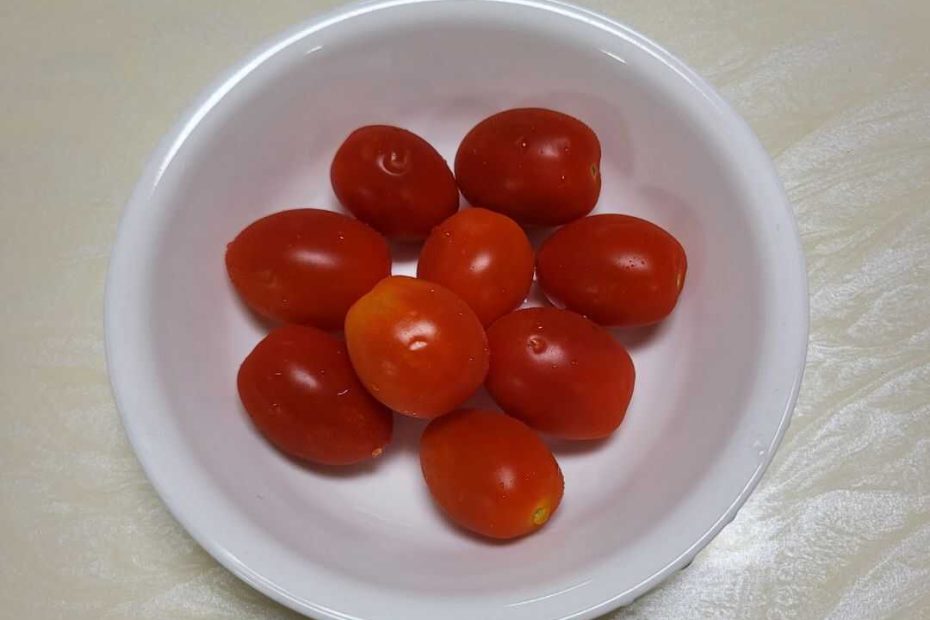 방울 토마토 (100 G )안의 칼로리와 영양정보